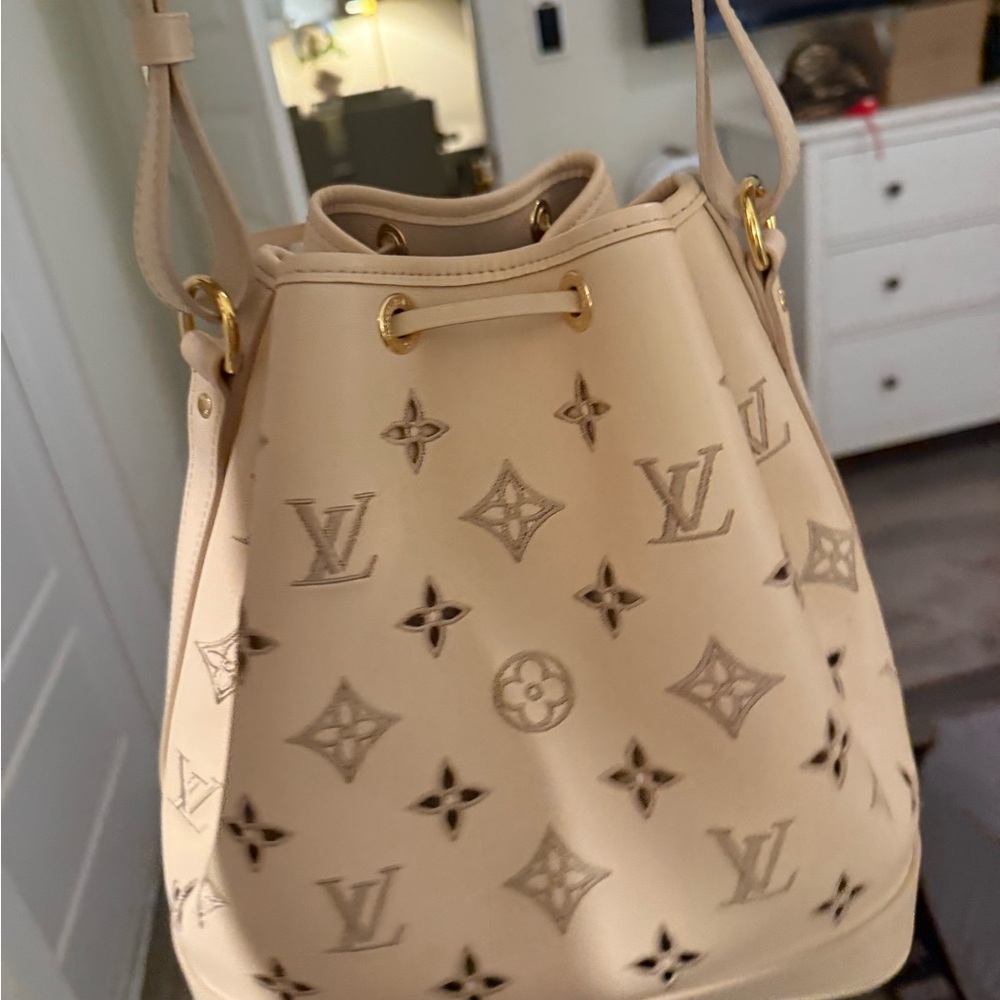 Louis Vuitton Beige Monogram Shoulder Bag - Picture 3 of 6